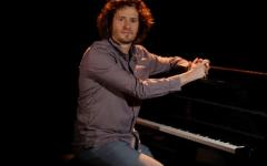 Warm luisterconcert van zanger/pianist Roon Staal in Marum